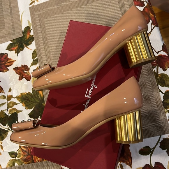 Salvatore Ferragamo Capua 55 round toe gold heel with gold studs on bow - Picture 9 of 10